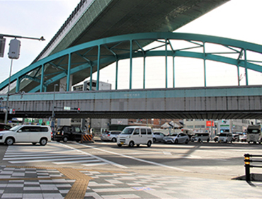 六番町駅の中心地、国道一号線と江川線の交差点に【緑色の鉄橋】が架かっています。