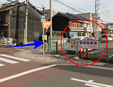 「十六銀行の看板」を過ぎると、右手に【美容室の駐車場】がありますので、看板を目印に右折します。